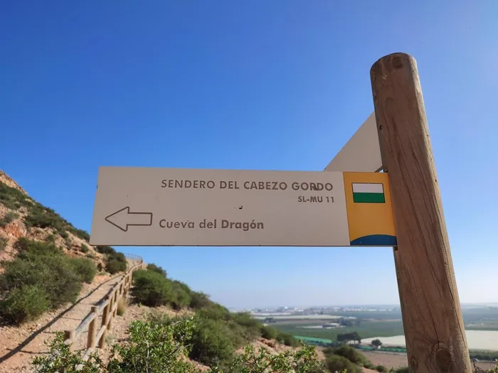 Señal de madera del Sendero del Cabezo Gordo SL-MU 11 en dirección a la Cueva del Dragón
